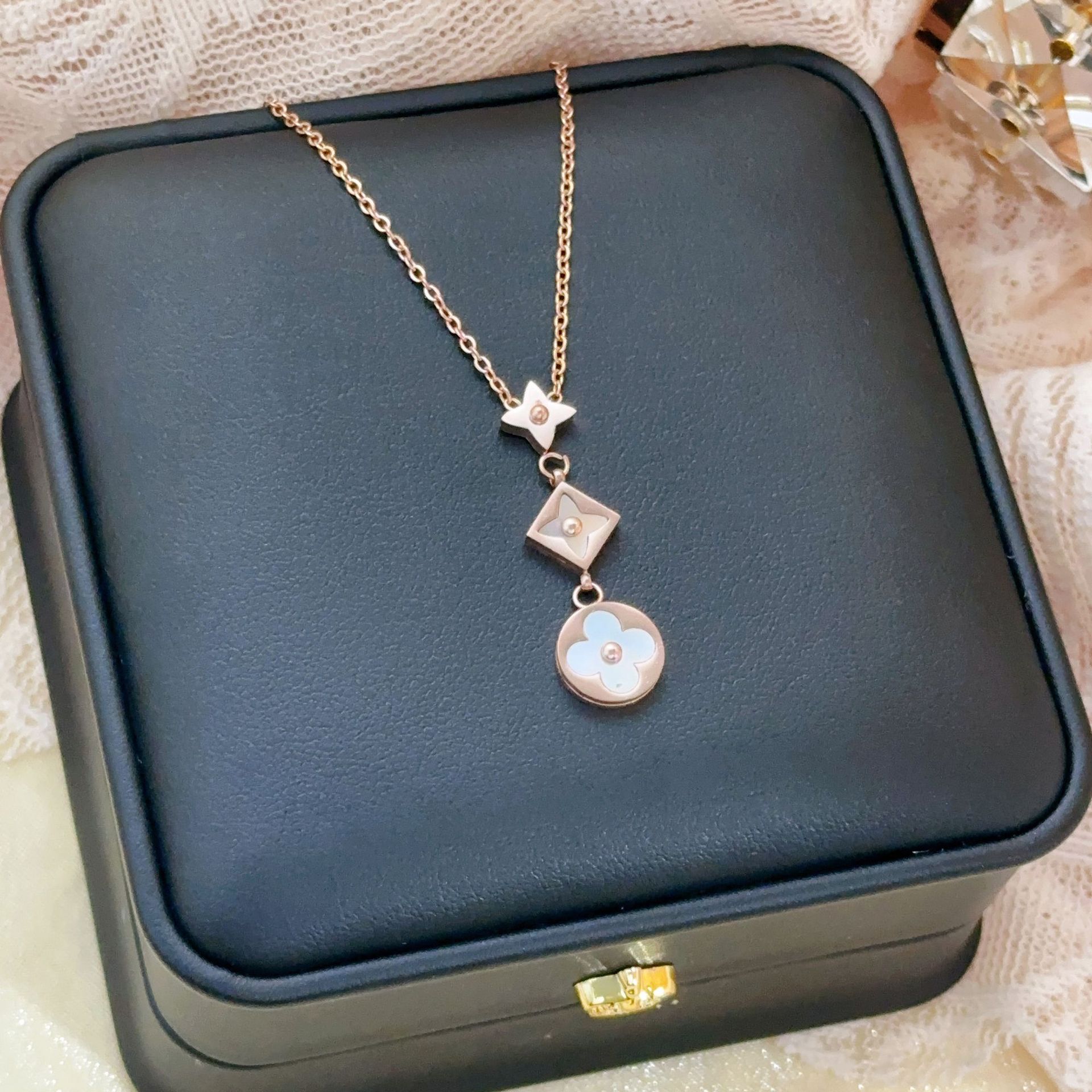 Nuevo acero de titanio en caliente blanco concha de cuatro hojas collar de hierba para mujeres ins estilo universal nicho 18K oro no se desvanece joyería