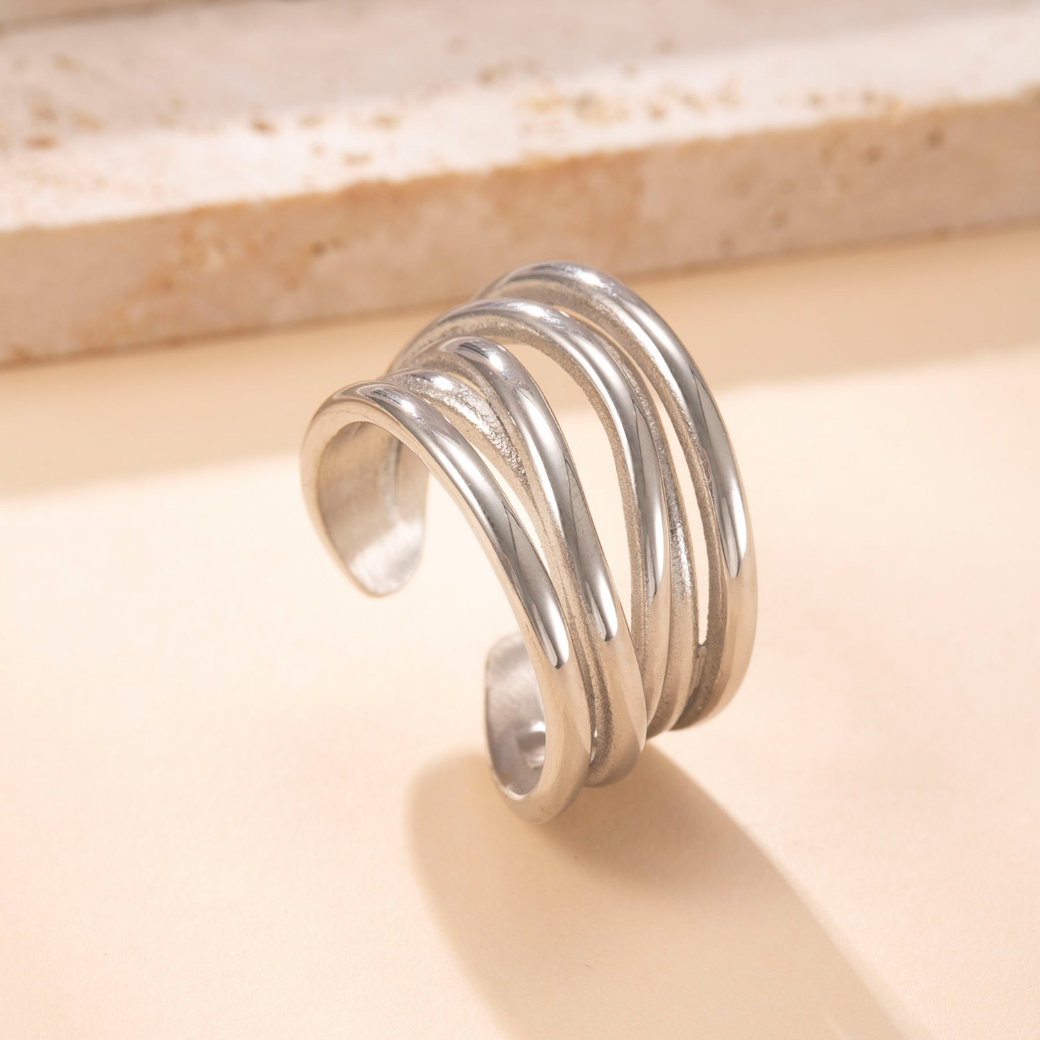 Anillo de acero inoxidable de moda europea y americana fundido anillo de apertura de línea irregular 18k chapado en oro viento frío joyería de acero de titanio