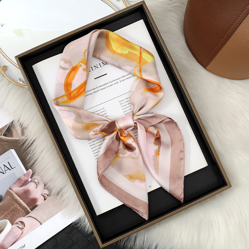 La nueva bufanda de seda de imitación simple y elegante 70 muestra un temperamento blanco, bufanda pequeña, bufanda de seda simple de todo fósforo, bufanda cuadrada, chal de protección solar para mujer