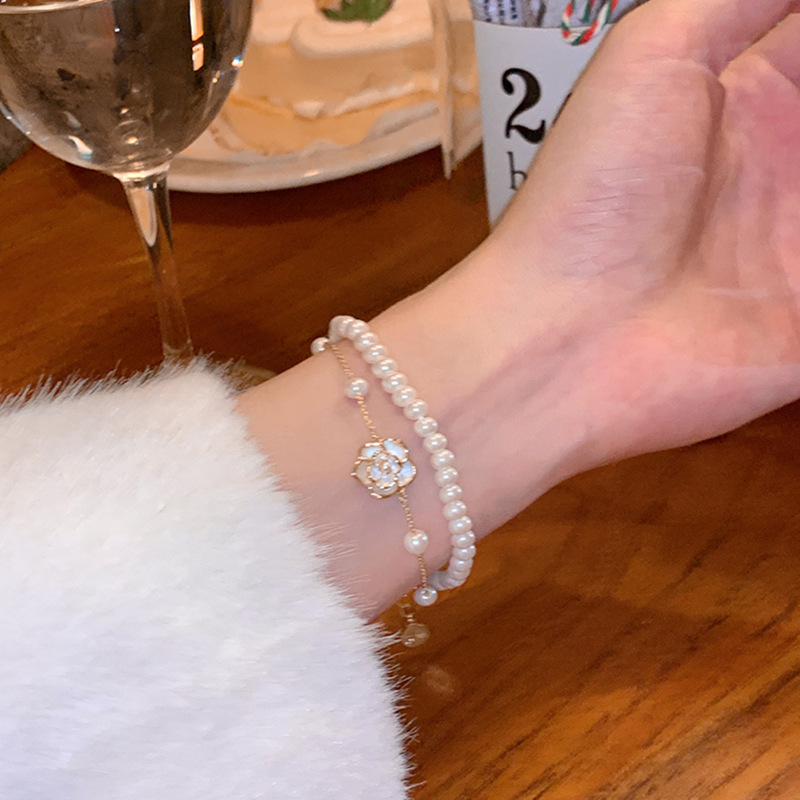 Pulsera de camelia de perlas de doble capa Pulsera ligera de lujo de alta gama, temperamento elegante y versátil, joyería de nicho de moda al por mayor