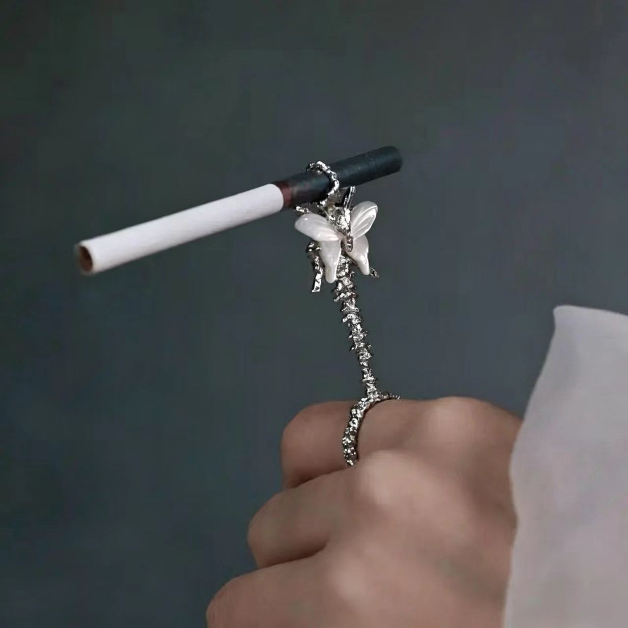 Butterfly-style cigarette holder ring, unisex, suitable for gaming and office use, portable cigarette clip accessory, wholesale