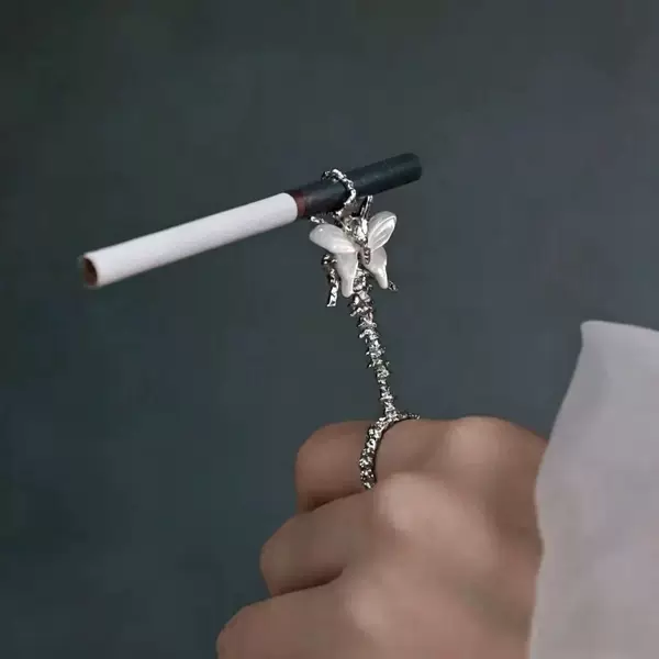 Butterfly-style cigarette holder ring, unisex, suitable for gaming and office use, portable cigarette clip accessory, wholesale
