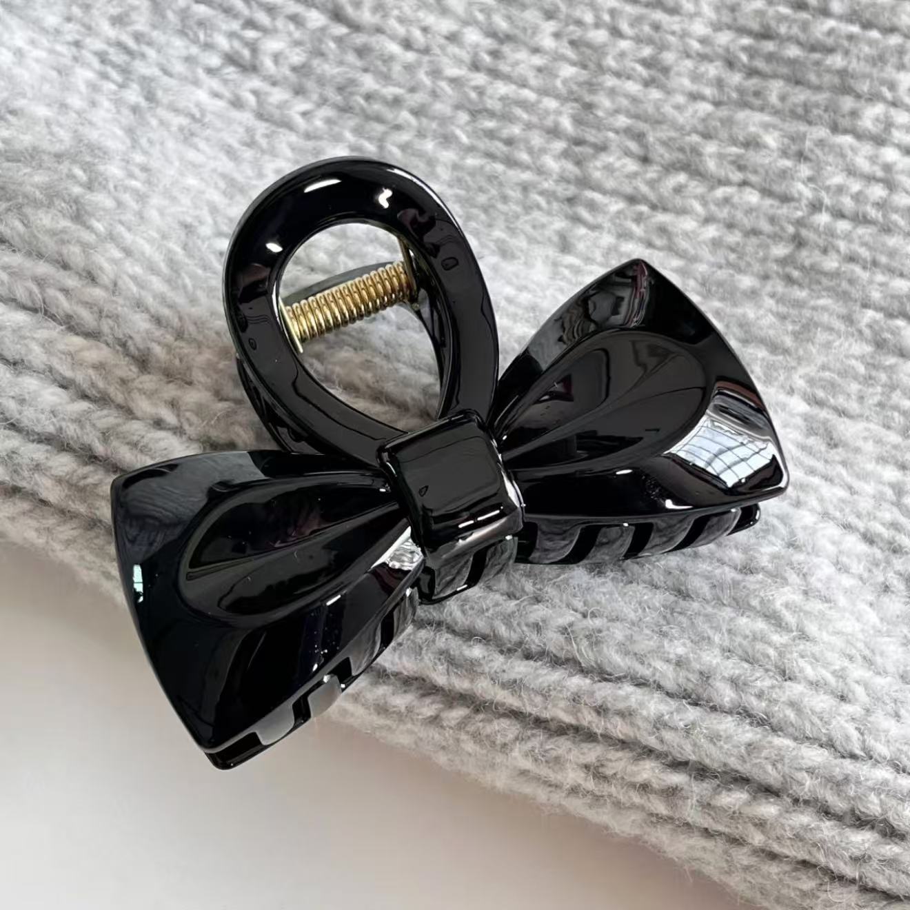 Black runaway princess bow