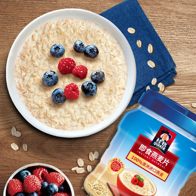 Похоже, что это название бренда и продукта на английском: (QUAKER) Instant Oatmeal Original Cereal Nutritional Breakfast Coarse Grain Drink Free Cooking Meal Replacement Wholesale