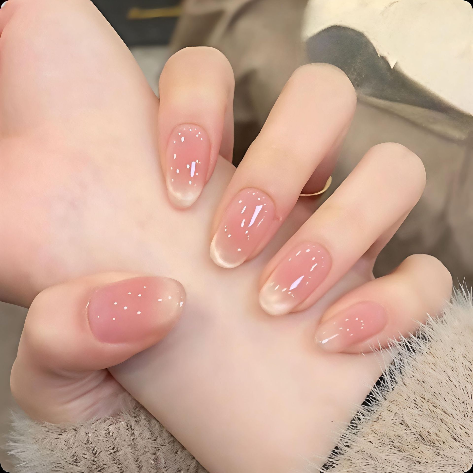 Uñas postizas francesas con diseño floral dorado, estilo ojo de gato, cortas y desmontables, producto de alta gama para arte de uñas 2026.