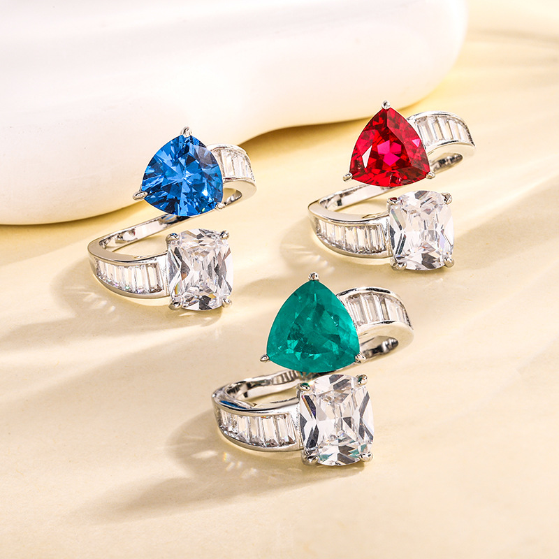 2024 Shengsheng Jewelry Fondo de cobre chapado en oro simulación tesoro de color corindón fertilizante triángulo temperamento anillo femenino 10*10-8*10