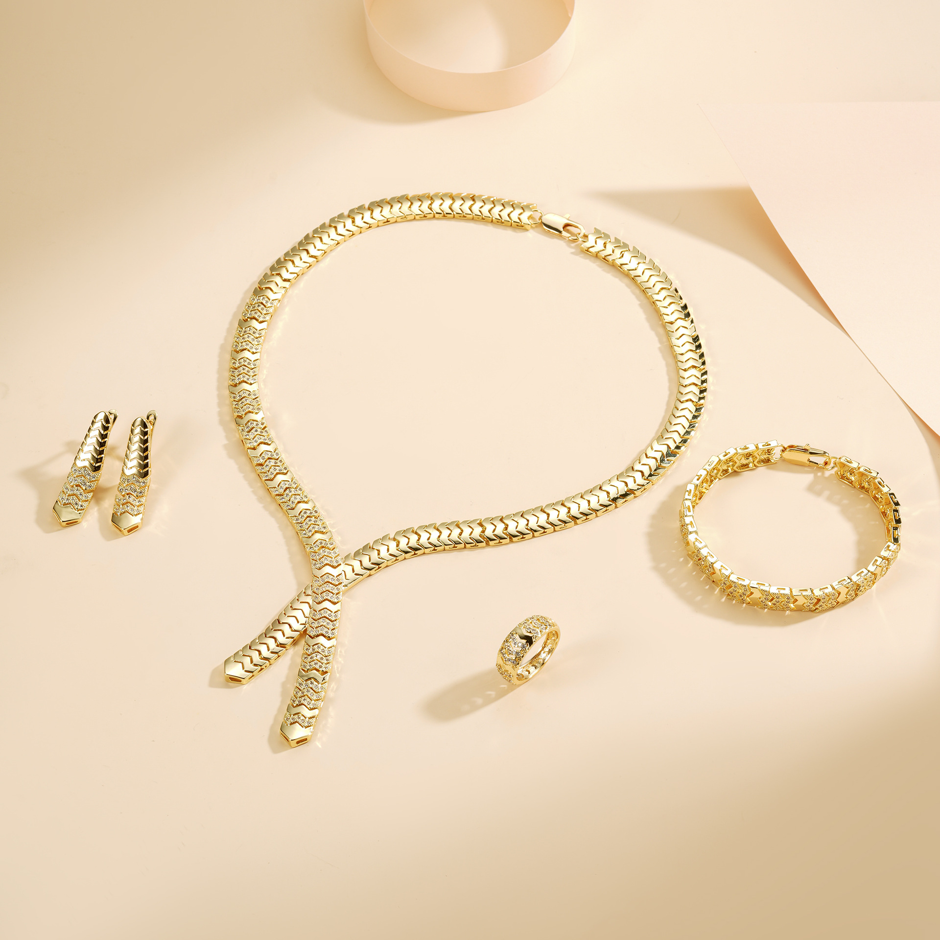 Diseño de lujo ligero transfronterizo conjunto de joyería de alta gama collar de mujer pendientes de bronce 14K anillo brazalete conjunto de cuatro piezas