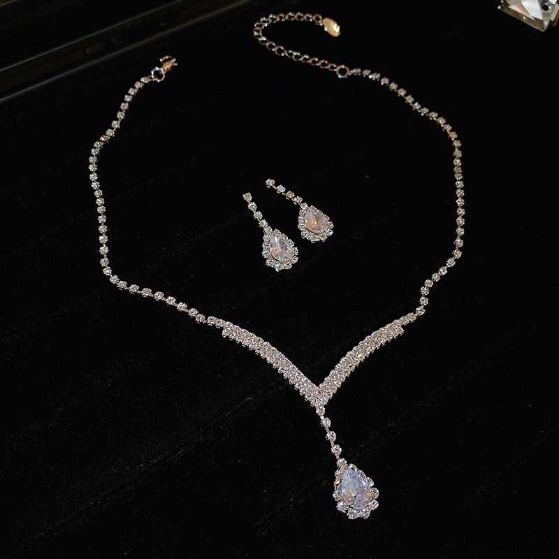 Collar de aretes cuadrados con incrustaciones de diamantes de dos piezas de moda, lujo ligero, collar de alta gama, temperamento exquisito, conjunto de joyas de todo fósforo