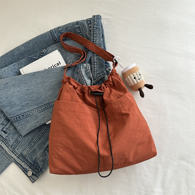 ファッショナブルでパーソナライズされたショルダー脇の下バッグ、クラス通勤、カジュアルな女性用大容量バッグ 2025 新しいクロスボディトートバッグ