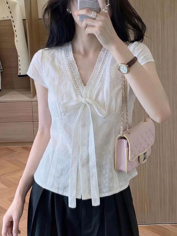 Áo sơ mi cổ chữ V thêu hoa tay ngắn kiểu Pháp, thiết kế thắt eo tôn dáng — màu trắng