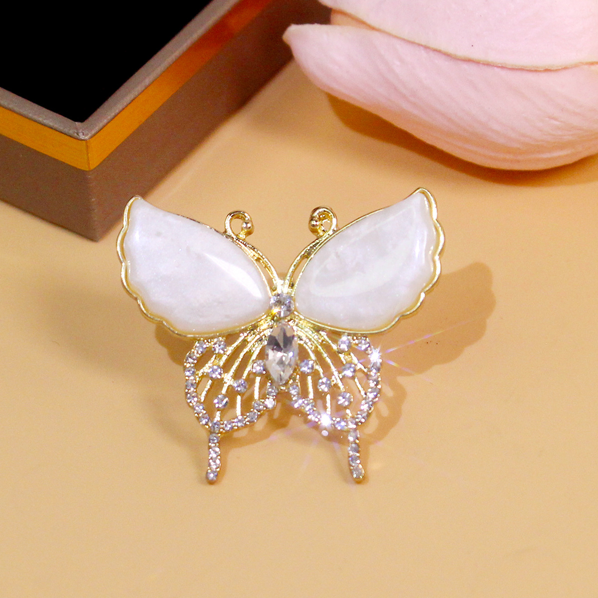 Elegant Glam Geometric Alloy Plating Inlay Artificial Pearls Rhinestones Shell Women's Brooches display picture 2