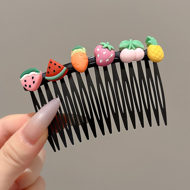 Arteto de acabado de cabello roto de niña