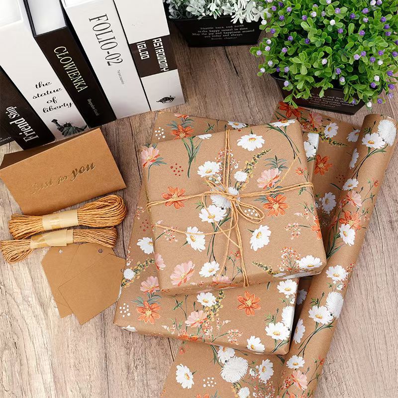 Papel de Regalo Kraft Impreso con Flores Estilo Pintado a Mano para Regalos de Cumpleaños