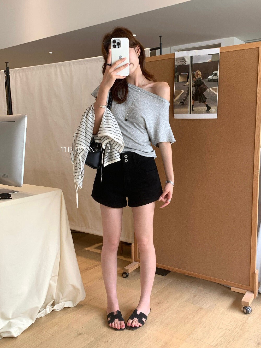 Quần short jean nữ lưng cao thiết kế hai khuy, dáng ôm gọn, phối màu cơ bản — màu đen, trắng ngà, màu kaki chi tiết 30