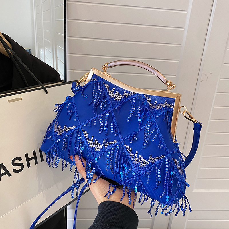 Bolsos transfronterizos para mujer 2024 modelos de otoño e invierno diseño de nicho agujero bolso de concha con hebilla de estilo coreano bolso cuadrado pequeño con borlas de moda image 11