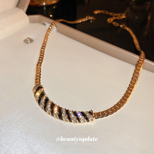 European and American Metal Heavy Industry Design Necklace Vintage Classic Striped Clavicle Chain Necklace Chain Trendy Diamond-studded Luxury Women's Necklace