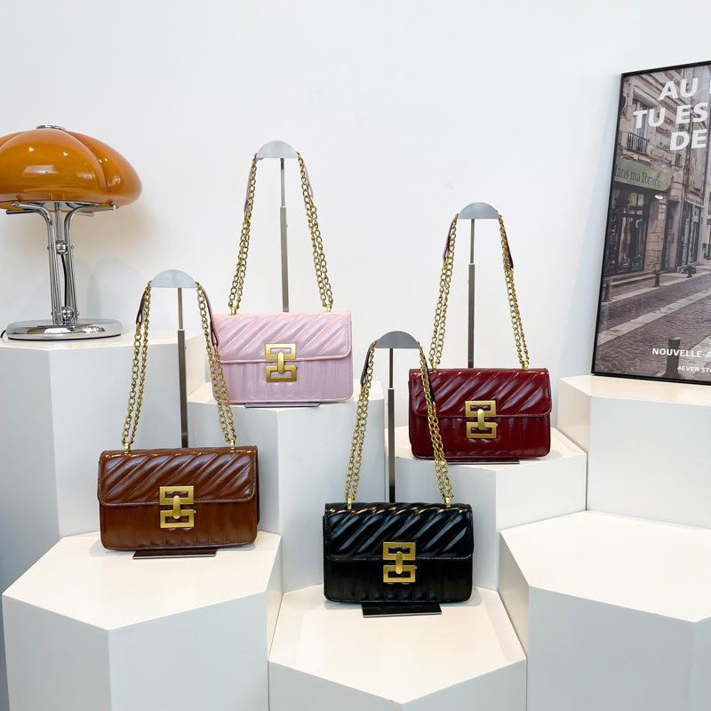 Bolso de hombro recubierto bordado retro 2025 nueva moda de color sólido popular cadena casual de moda bolso de mochila