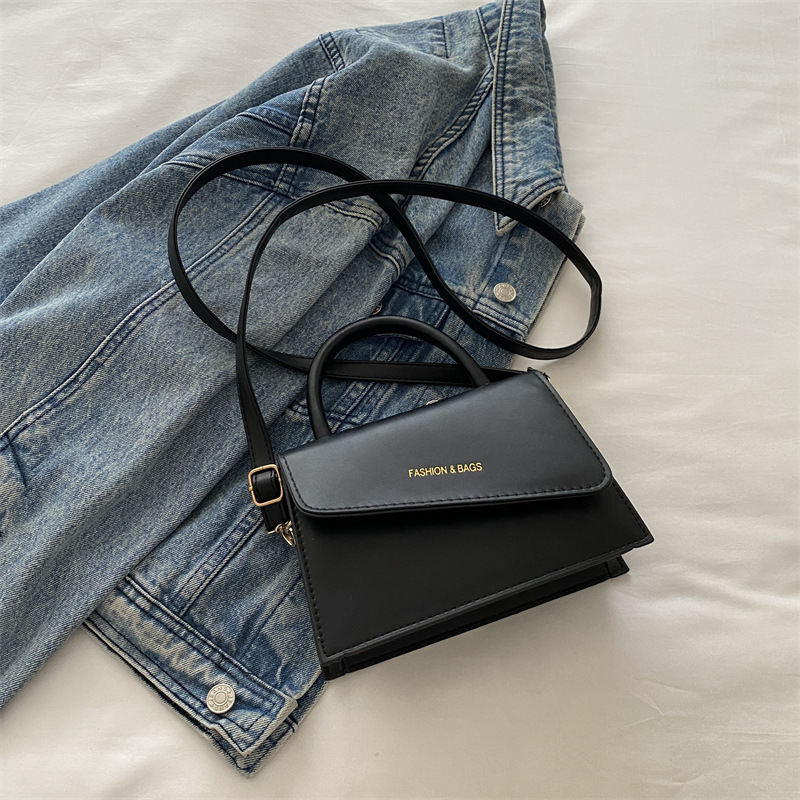 Este año, el diseño popular de nicho retro versátil ins2024 invierno nuevo mochila de hombro, temperamento bolso pequeño