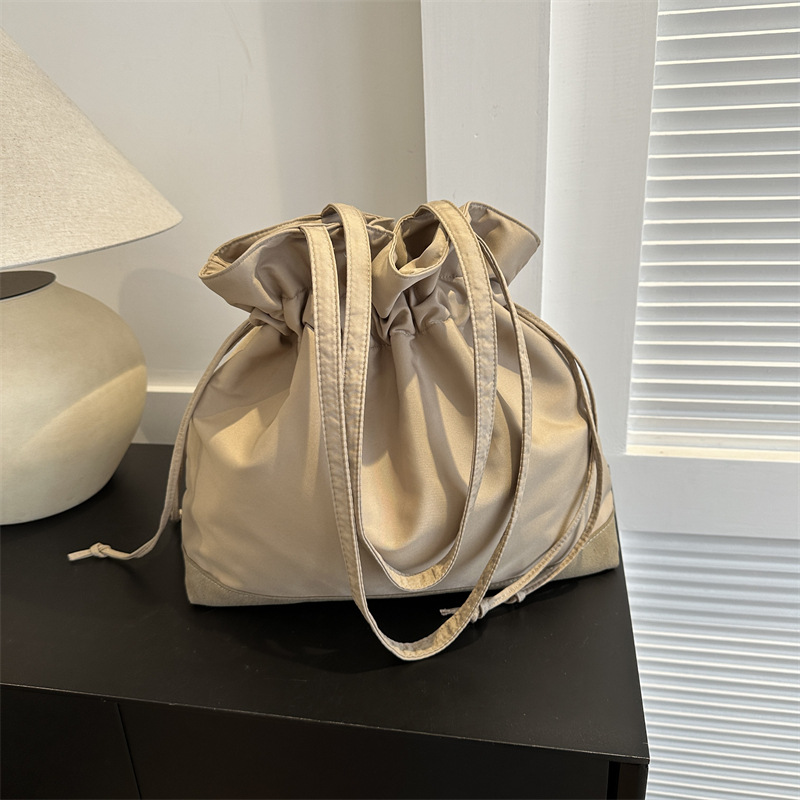 2023 nuevo estilo occidental casual color sólido Portátil Bolsa grande para las mujeres Solo bolso de hombro de invierno de moda cordón bolsa de almacenamiento de gran capacidad