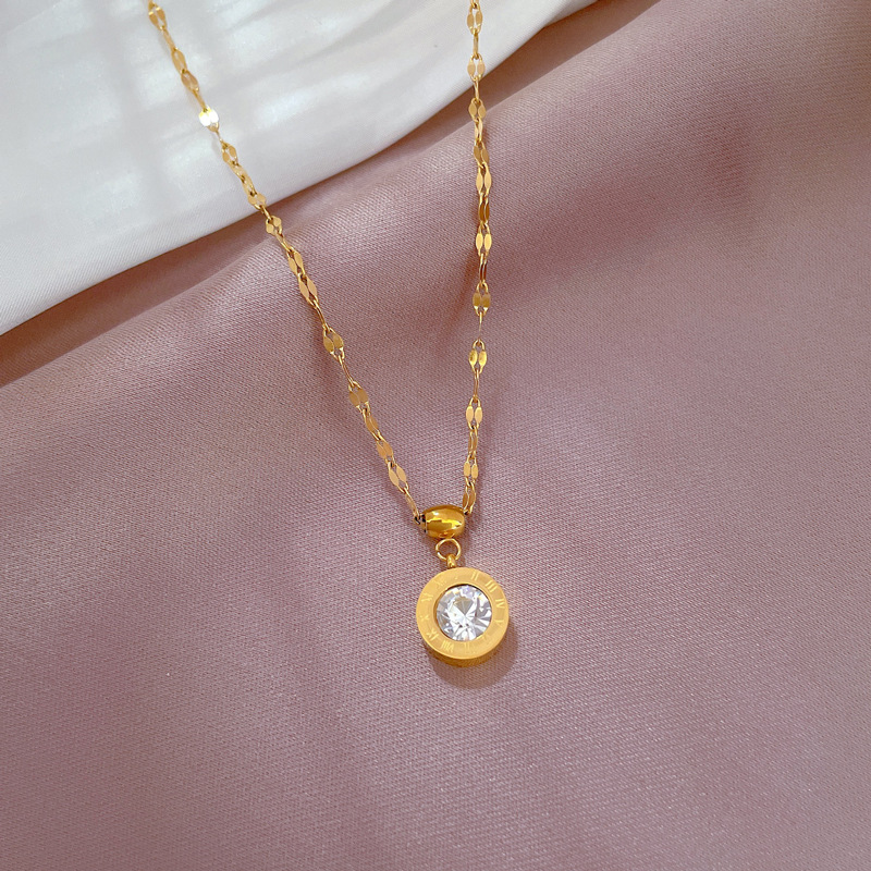 Collana con pendente in zirconi incisi con numeri romaniGioielli delicati_voghion.com