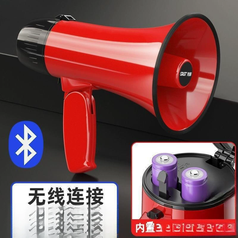 Senke держит громкоговоритель с громкоговорителем