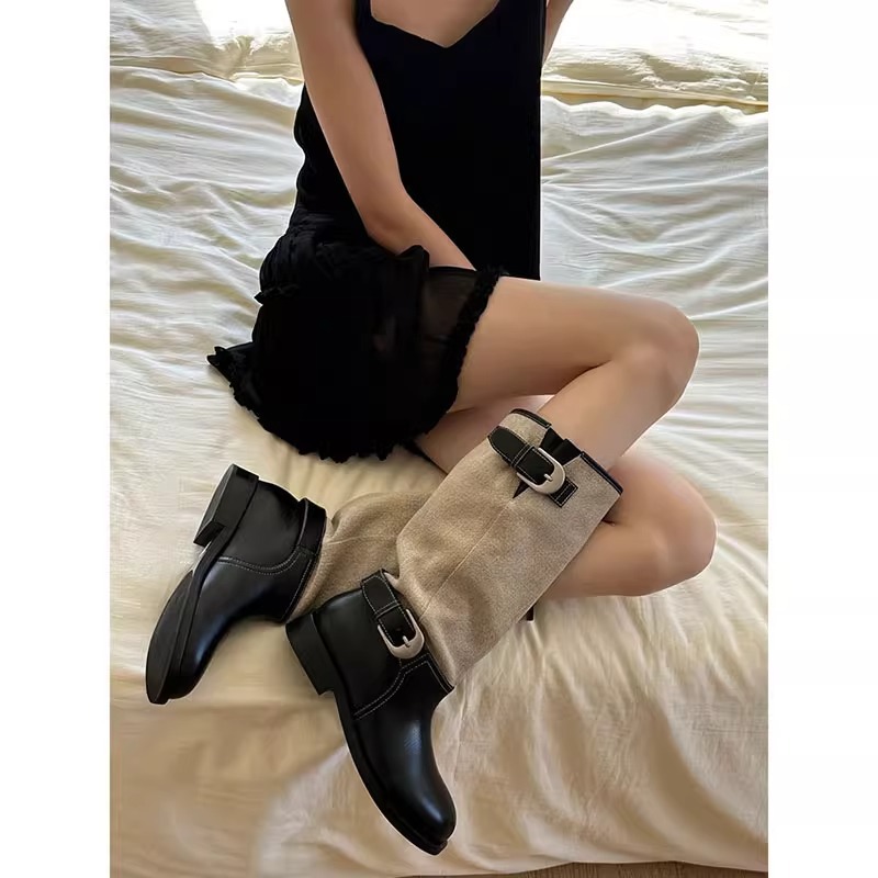 Botas femininas de couro bovino, solado grosso, estilo britânico, fivela de cinto, cano alto, folgado, estilo cavaleiro, bico redondo, novo estilo, outono/inverno 2025_voghion.com