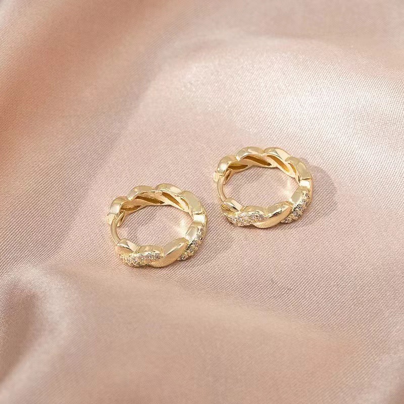 Exquisite Twist Hoop Earrings for Women, Minimalist Style, High-End Vintage Light Luxury Trendy Simple Earrings