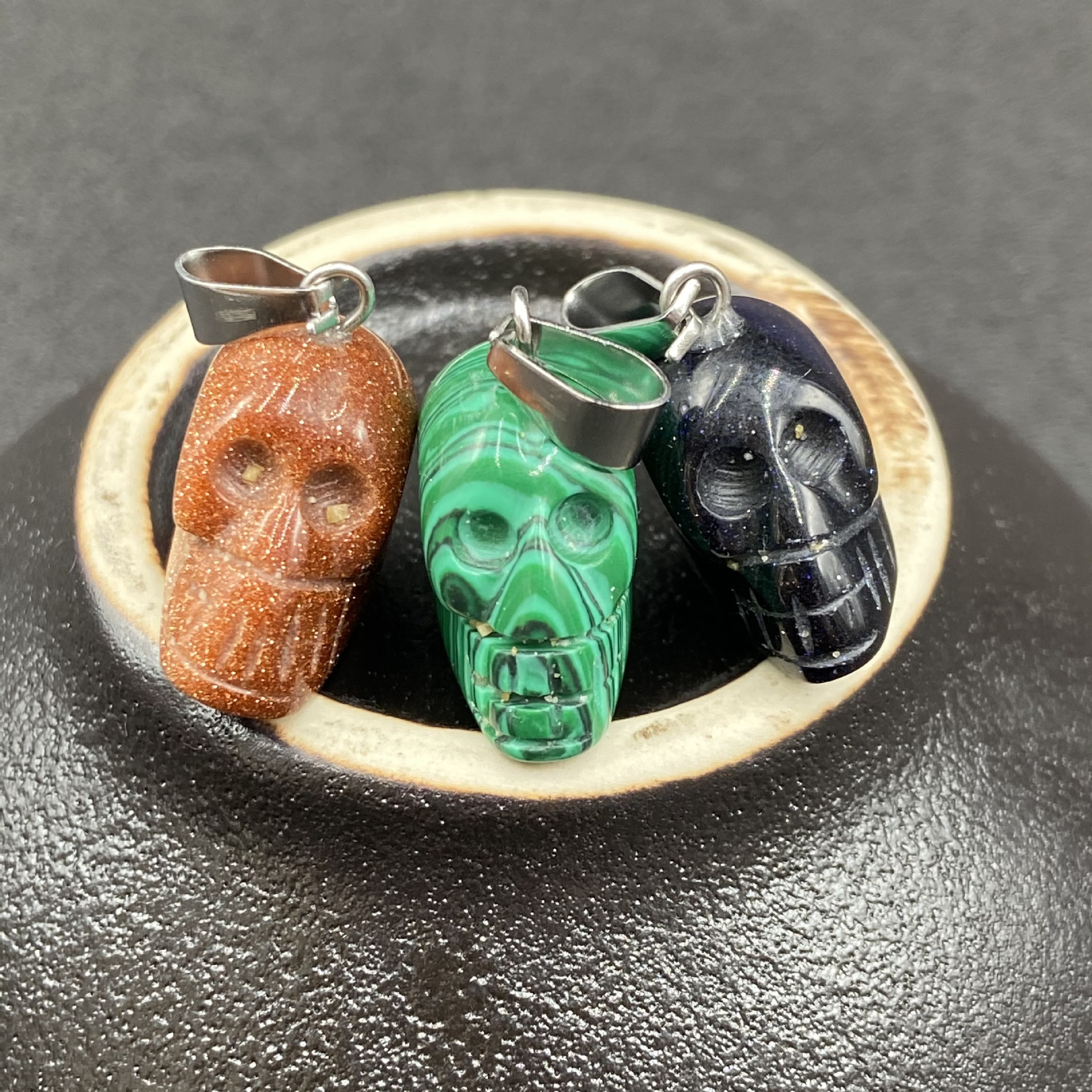 8g Weight Pendant Necklace Classification White, Red, Green, Blue, Wine Red, Gold Color Retro Crystal Tiger Eye Agate Skull Carved Stone Pendant 14