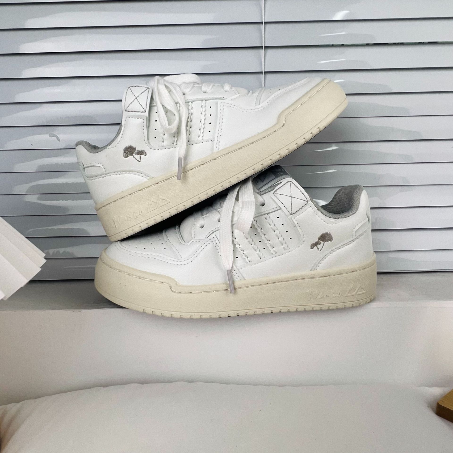 Otoño 2023 nuevos zapatos blancos versátiles del estilo coreano para las mujeres de los estudiantes