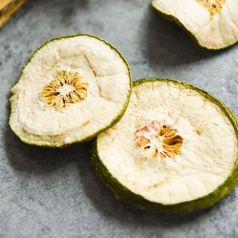 Shou Shou Guo Slices 500g Dried Garcinia Fruit Herbal Tea Slices for Daily Infusions in use