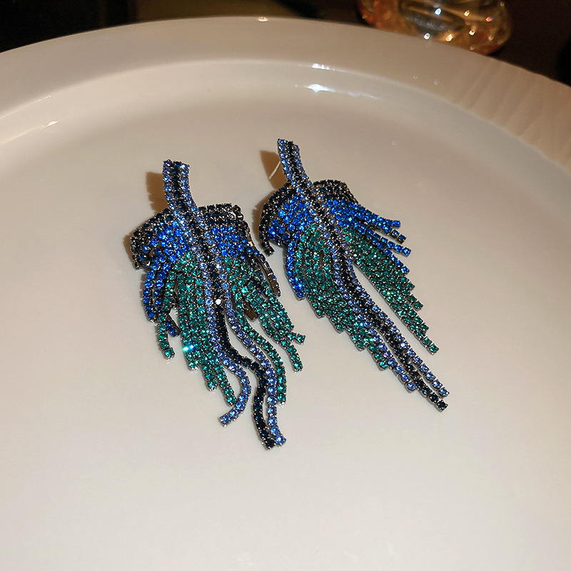Agujas de plata transfronterizas flores de zircón aretes de bordillo estilo de moda pernos de auriculares lujosos de alto nivel de diseño de auriculares nicho