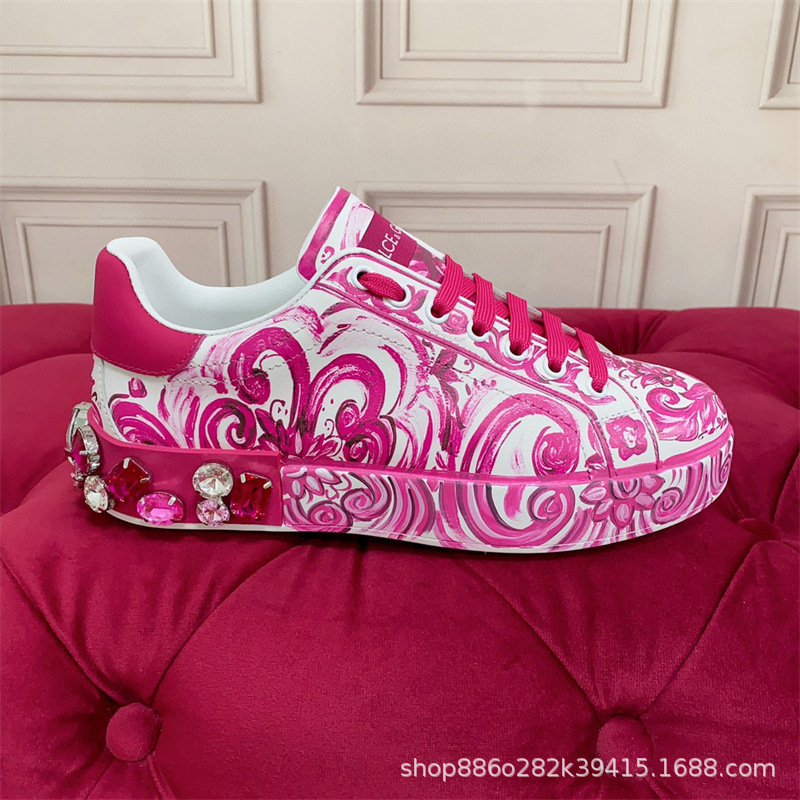DG2023 nuevos zapatos de lujo de gama alta europeos y americanos de graffiti impreso signos pintados a mano remache rhinestone zapatilla marea