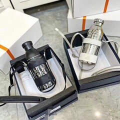 D家の爆発的な高級保温カップの新型二重ステンレス保温ポットのコップは屋外の携帯コップにまたがっている