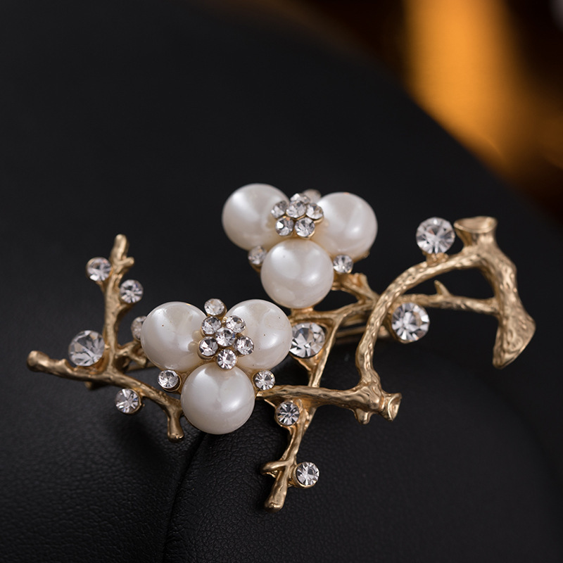 Fashion atmosphere mother corsage pin female synthetic rhinestone plum scarf buckle shawl buckle accessories simple temperament