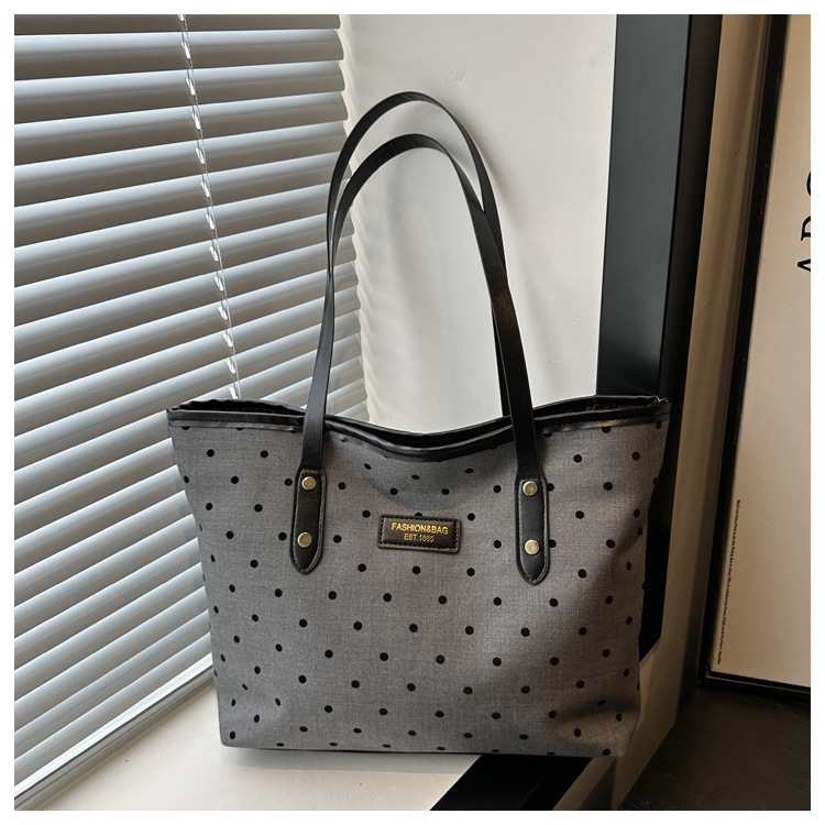 The 2024 new Korean-style tote bag with a college style is stylish, elegant and beautiful. It is a large-capacity single-shoulder and underarm commuter handbag undefined