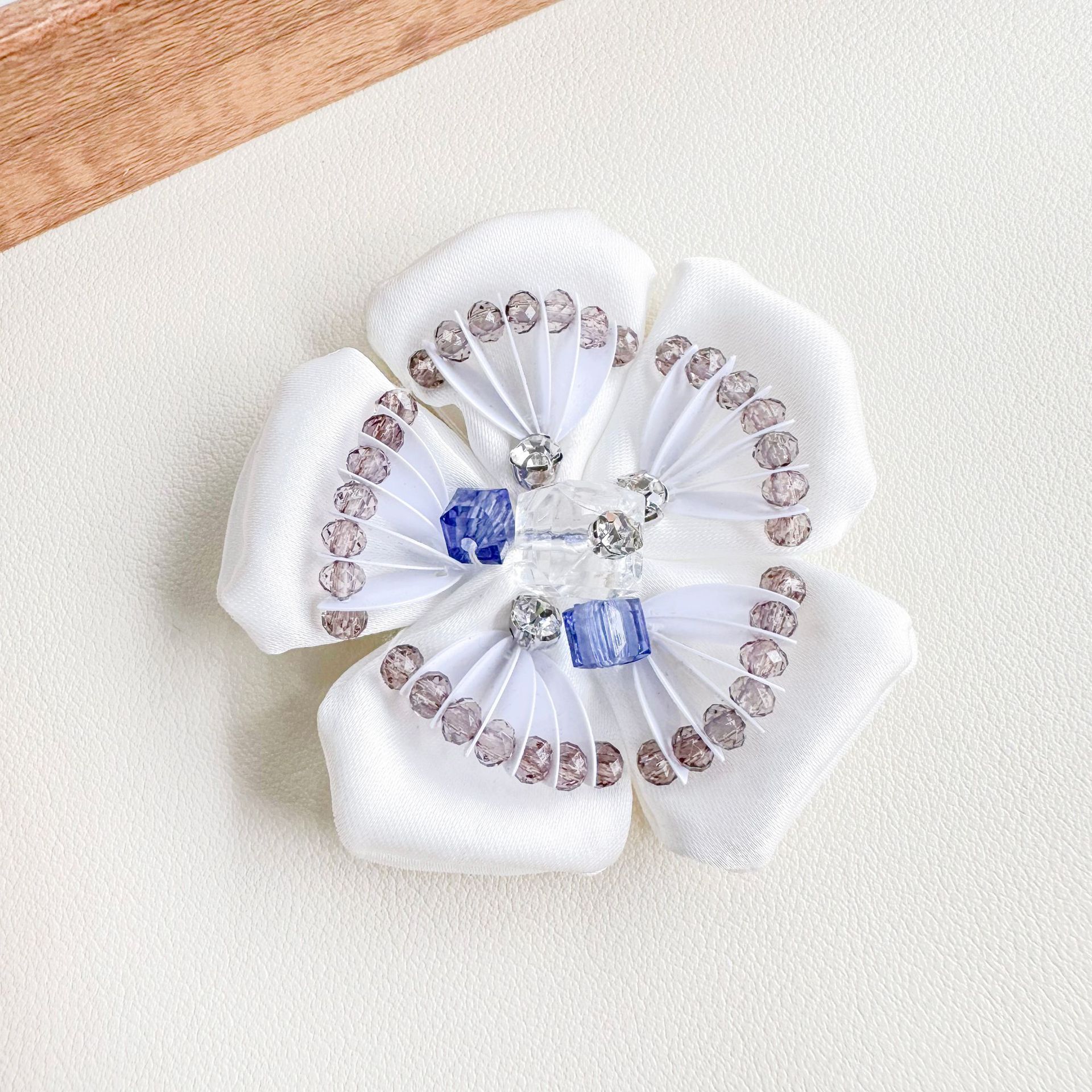 Crystal fijado con diamantes de cinco pétalos flores hechas a mano clavos de tela pegada flor de pecho joyeros de cabello brocas de cabello accesorios camellia