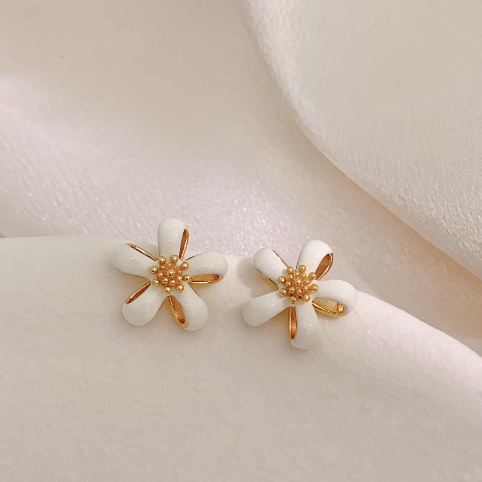 Otoño y invierno nuevos pernos de cinco pétalos de flores dulce aretes elegantes de alta calidad temperamento de moda auriculares al por mayor