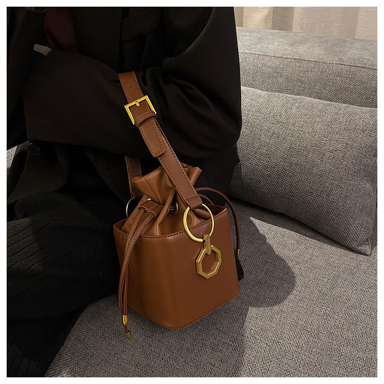 Fashion Drawstring Type Shoulder Messenger Bucket Bag Wholesale Nihaojewelry display picture 6