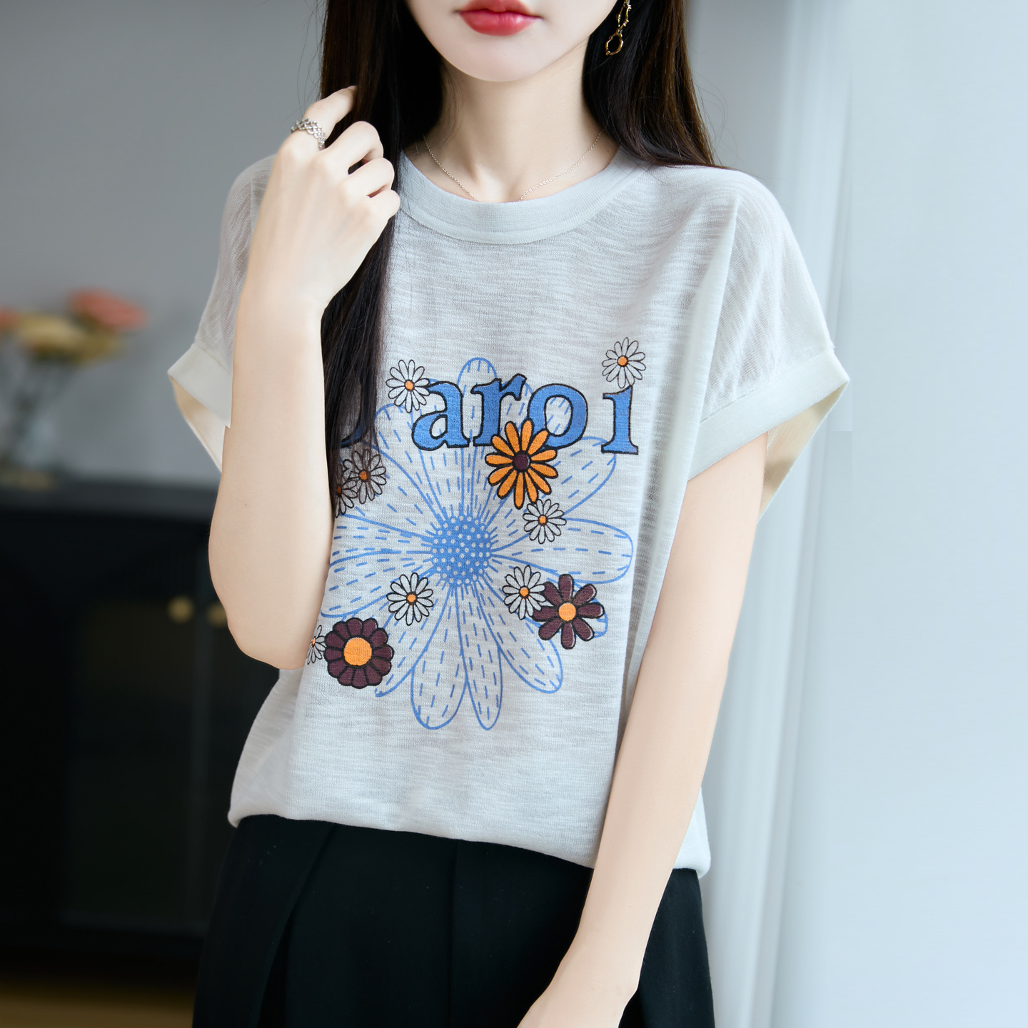 Áo thun nữ cổ tròn tay ngắn họa tiết hoa cúc jacquard dáng rộng — trắng chi tiết 2
