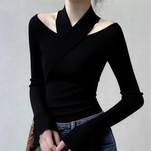 黑色挂脖镂空针织衫设计感一字肩毛衣女秋冬心机打底衫露肩上衣潮