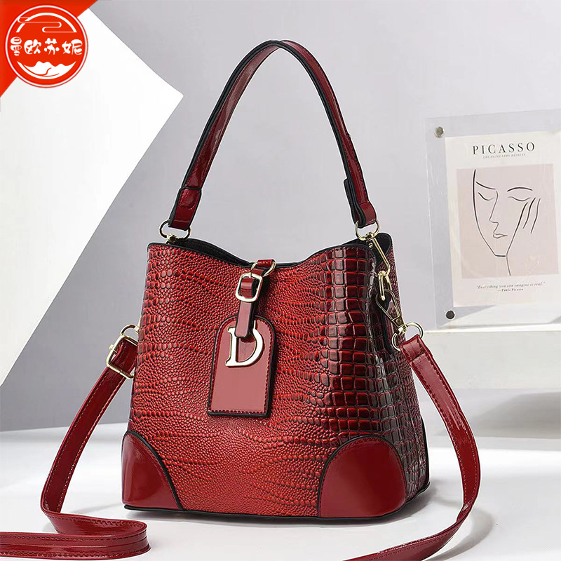 하이 엔드 패션 복고풍 휴대용 버킷 가방 여성의 새로운 가방 악어 질감 숄더백 통근 메신저 가방