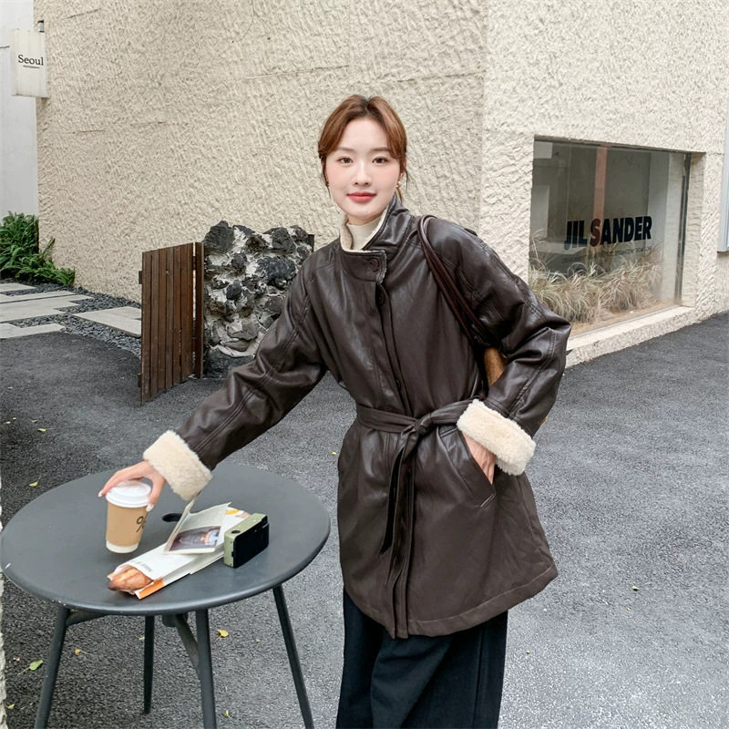 Áo khoác da nữ cổ đứng dáng trung dài, khuy cài một hàng, lót lông, dày dặn mùa thu đông — màu cà phê, đen