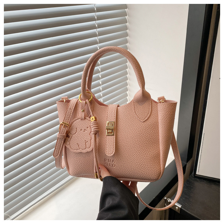 Bolsos de gran capacidad para mujer primavera y verano todo fósforo 2025 nueva versión coreana de la bolsa de mensajero casual popular de este año