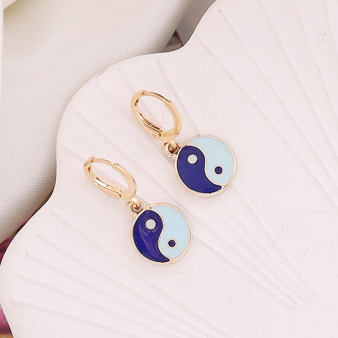 Retro Clashing Color Tai Chi Earrings Wholesale Nihaojewelry display picture 4