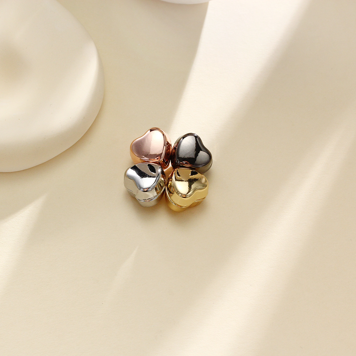 Hui cubre el pañuelo sin costuras magnético hebilla fija collar clip anti-exposición bufanda de seda accesorios en forma de corazón hebilla fuerte transfronteriza