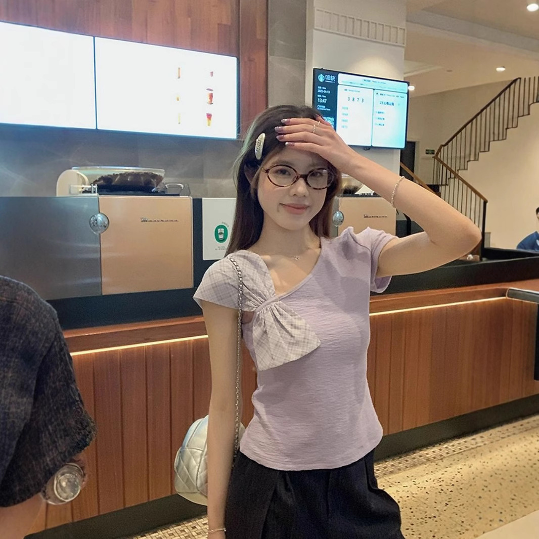 Short fashionable fitted design T-shirt with bow