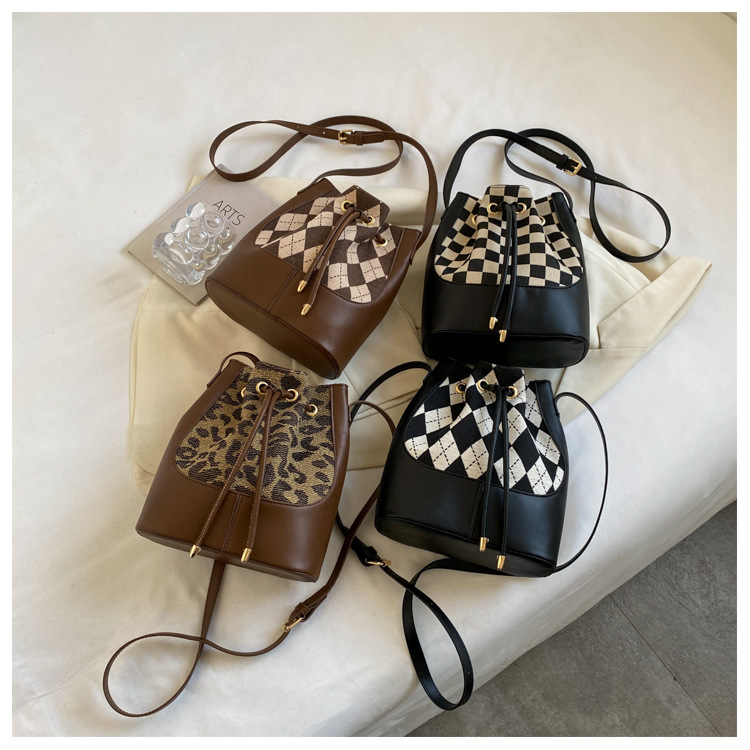 Lattice Bucket Bag Autumn And Winter 2021 New Retro Fashion Shoulder Messenger Bag display picture 2