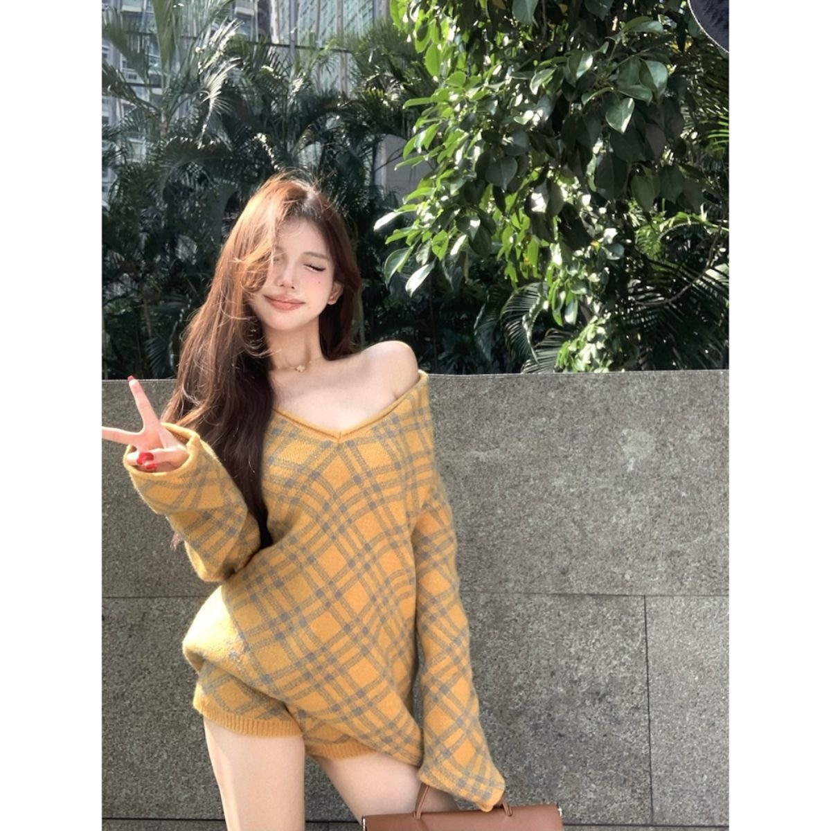Korean style diamond pattern V-neck off-shoulder long-sleeved sweater, 2025 early spring new style, niche fashion, elegant and versatile top for women.