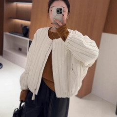 韓国版の短い綿の服の綿の服のコートの女性の2024秋冬のカジュアルでゆったりしている小さい子は綿のジャケットの女性を挟みます。