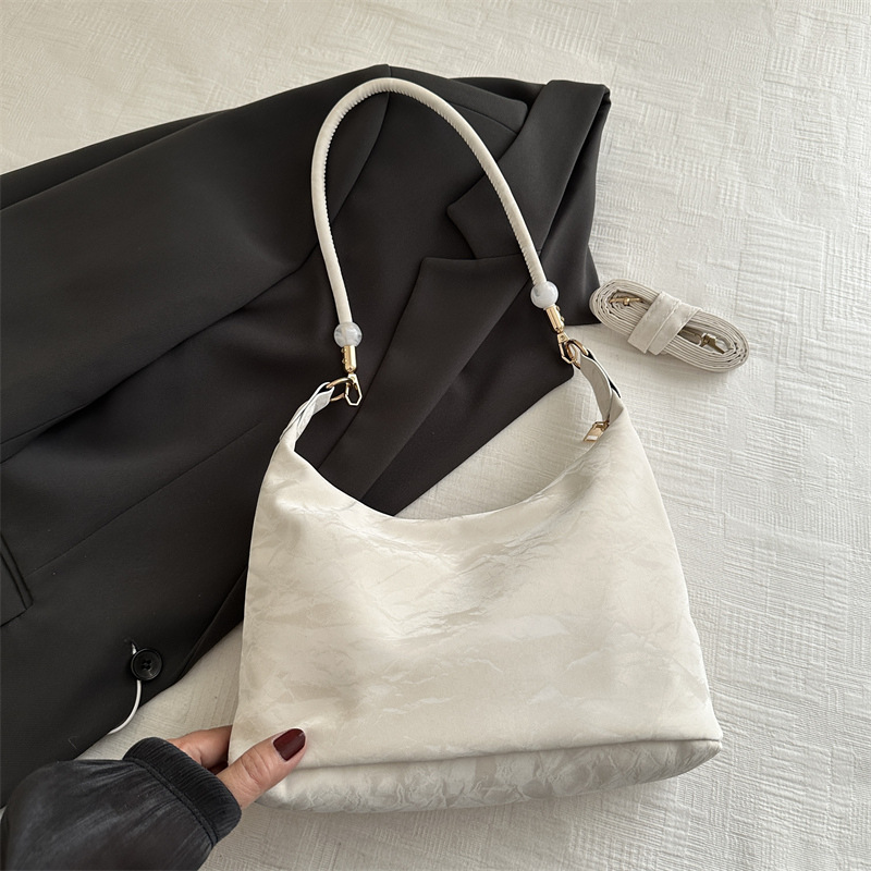 2024 nueva bolsa de mujer de estilo extranjero, gran capacidad de ocio, este año, bolsas populares de hombro y brazo.